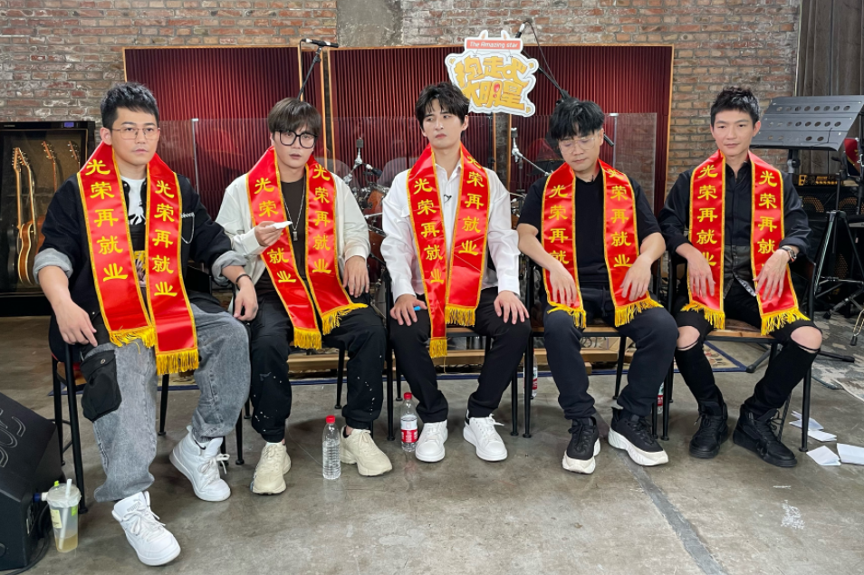 李炜托奶门图片原照 获封为“托奶李天王”图片