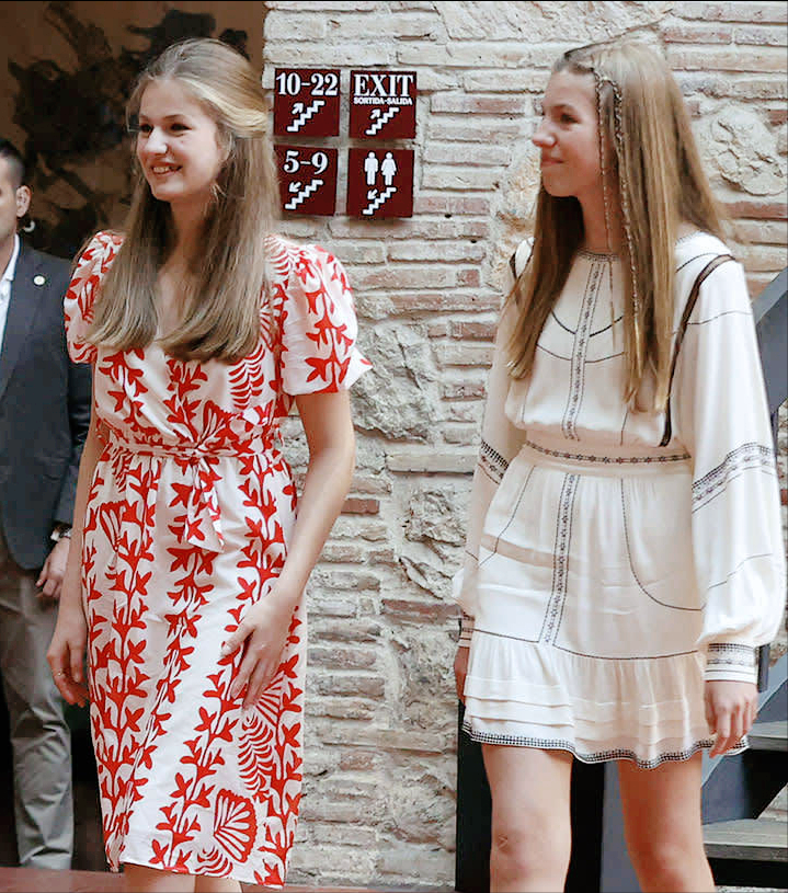 莱昂诺尔公主穿搭颠覆了！荧光粉阔腿裤参加活动，一般人驾驭不了