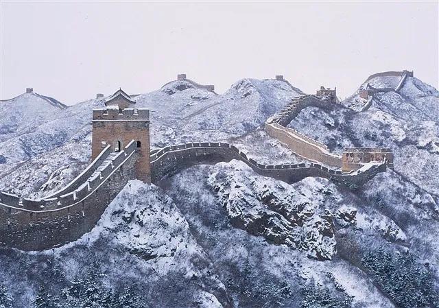 《沁园春·雪》：开头写宏伟壮阔的雪景，结尾抒改变世界的壮志