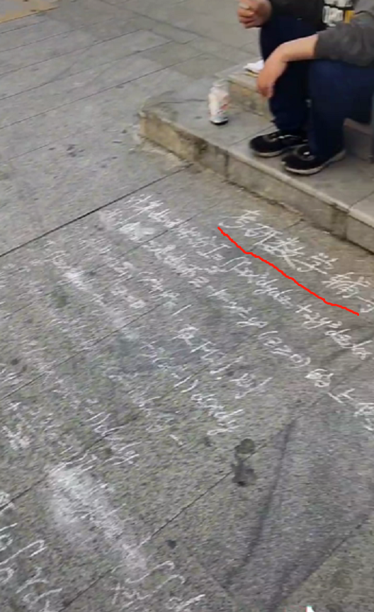 流浪老人大学门口摆摊，写满公式教考研数学，来历不明引网友担心