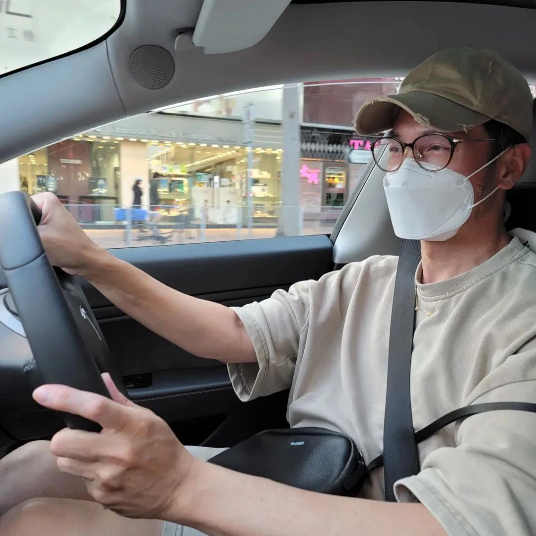 陈豪夫妇约会过二人世界超甜，陈茵媺打扮减龄显嫩少女感十足