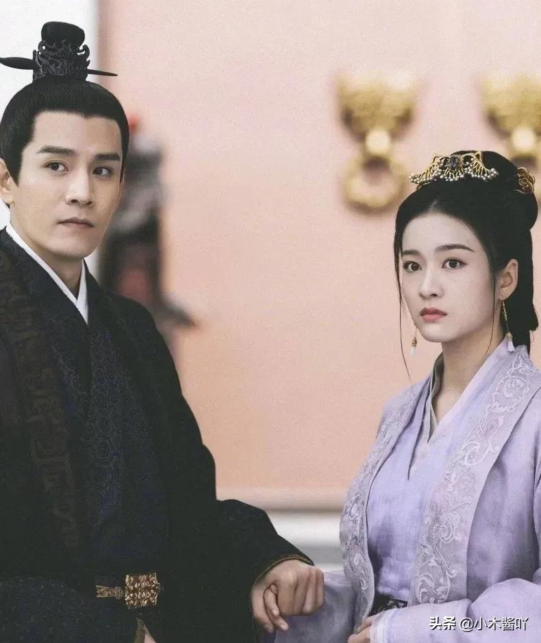 《白发王妃》现任设计喂药让她白头，前任喂解药却被她刺伤