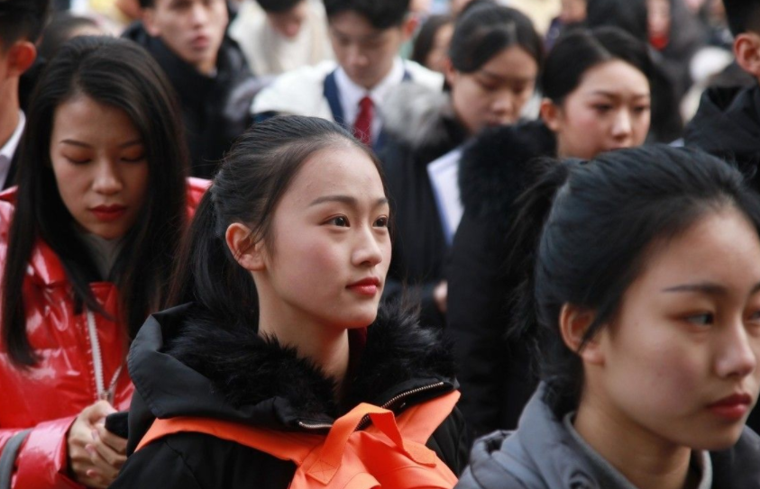 2021浙江传媒艺考现场图曝光，男帅女靓，堪称一场“视觉盛宴”
