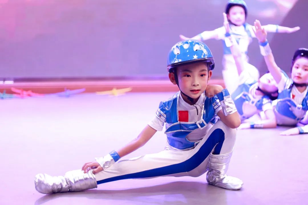 天府新区华阳实验小学举行“童星耀五月·艺术绽花开”群舞比赛
