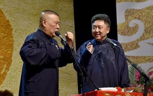 观众破口大骂脏话，郭德纲沉着应对，3句反问让对方羞愧离场