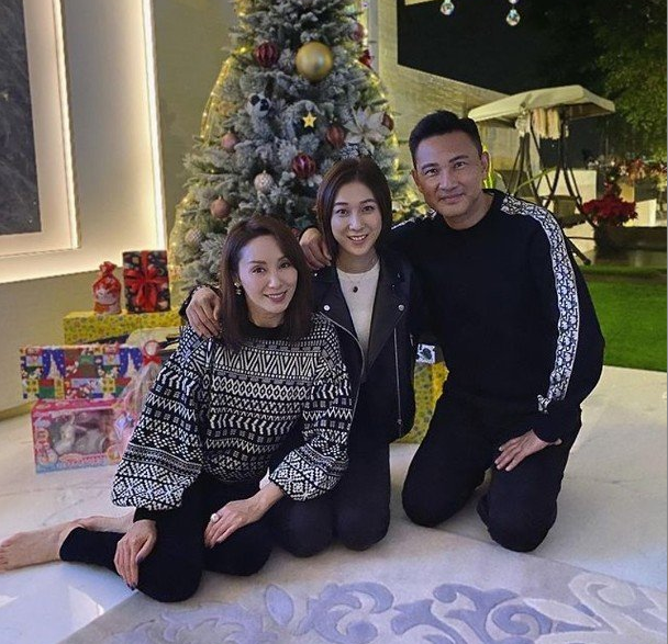 钟嘉欣和林文龙一家人过节！直接跪地上合照，亲密搂肩感情深厚
