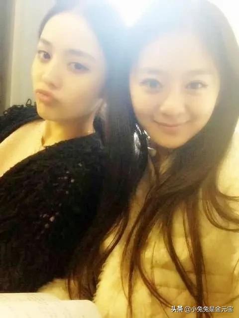 娜扎大学生时期 ​​​跟朋友们的合照