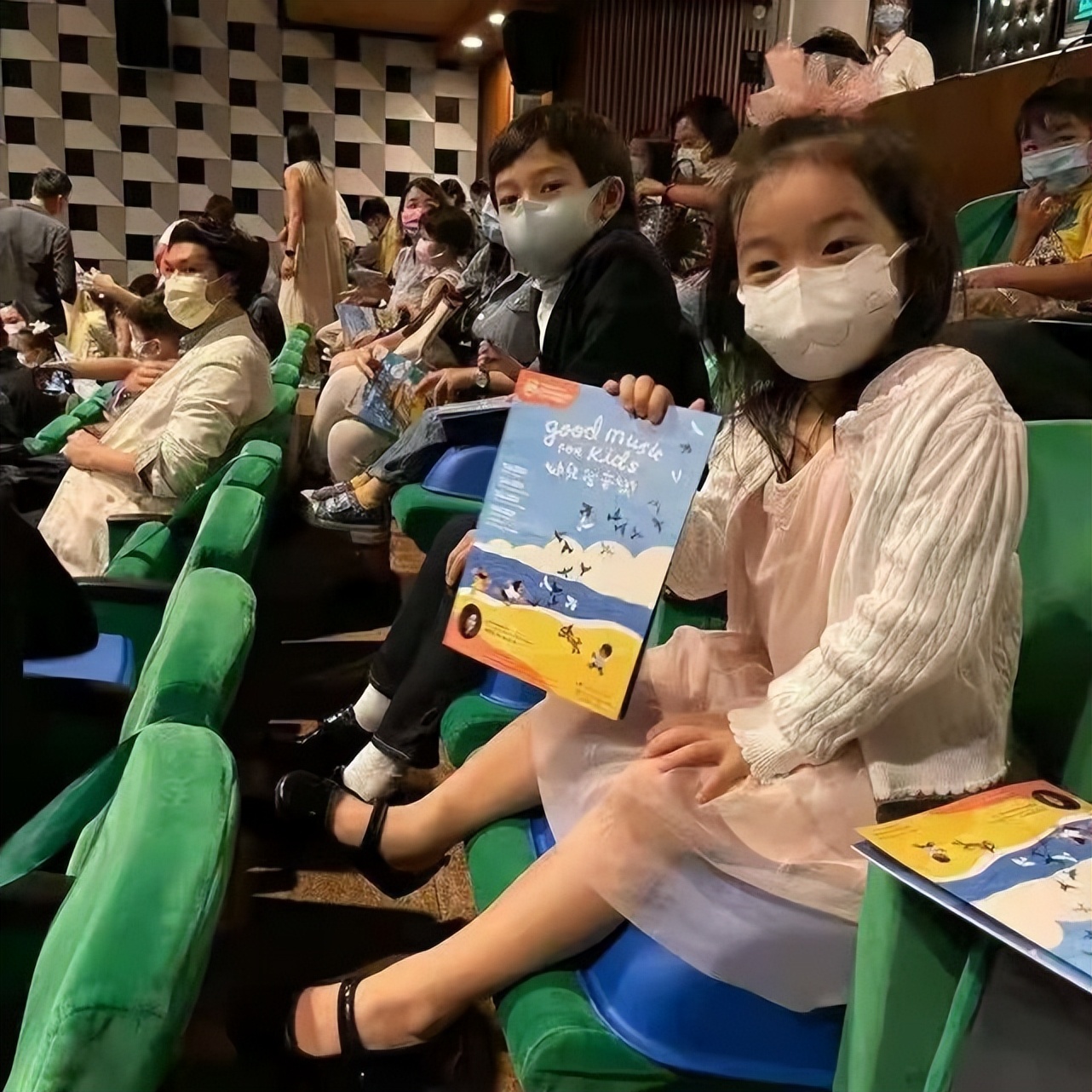 霍启刚父亲节享福了！三个孩子联手为他做美食，长女穿碎花裙好萌