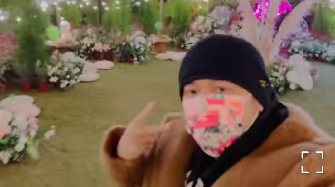 43岁周杰伦庆生现场超豪！众人起立举手欢呼，疑穿大貂看不见脖子