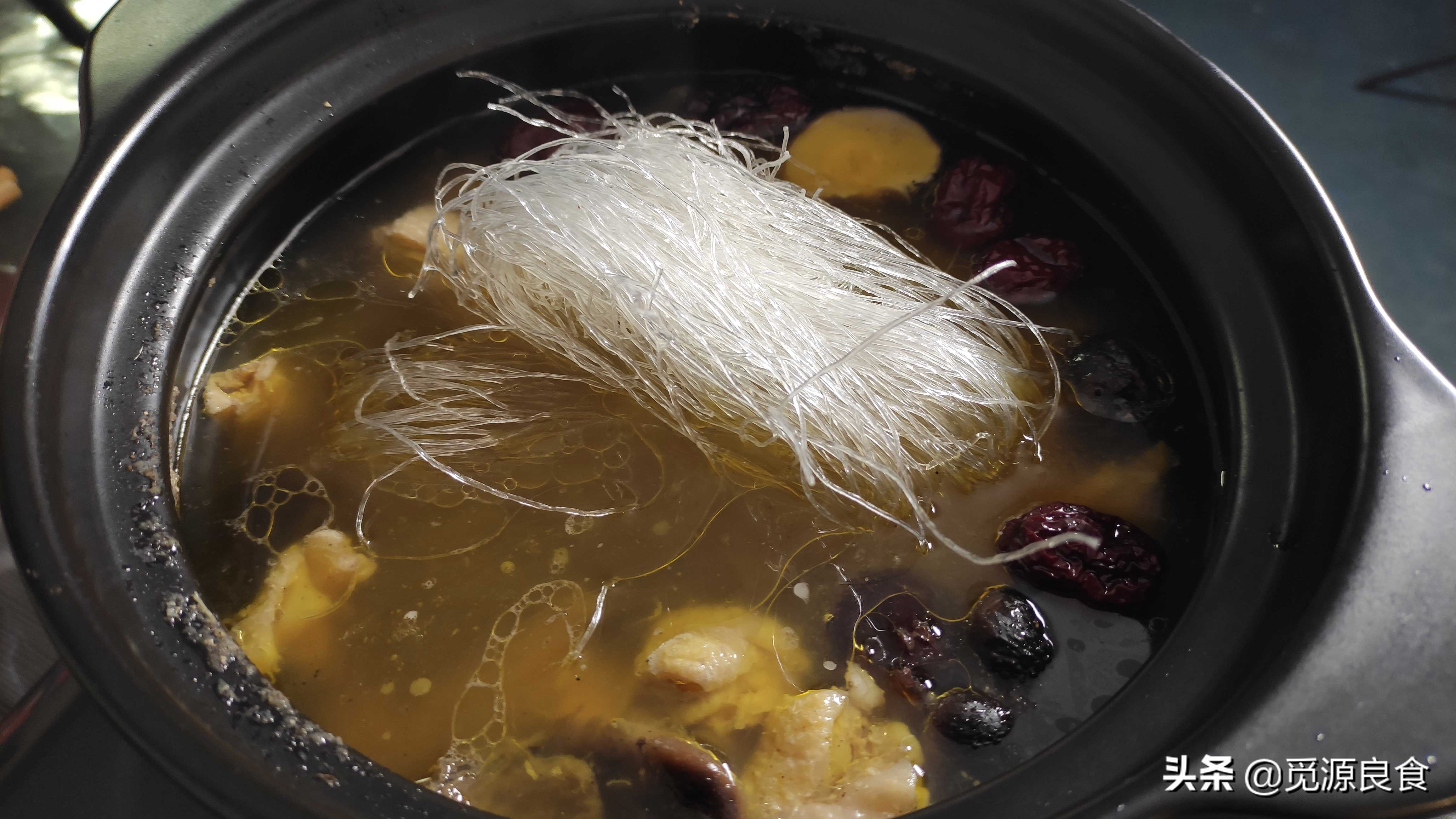 春季做菜，这样炖鸡汤好吃，牢记“3不放5窍门”，鸡汤有特色汤鲜