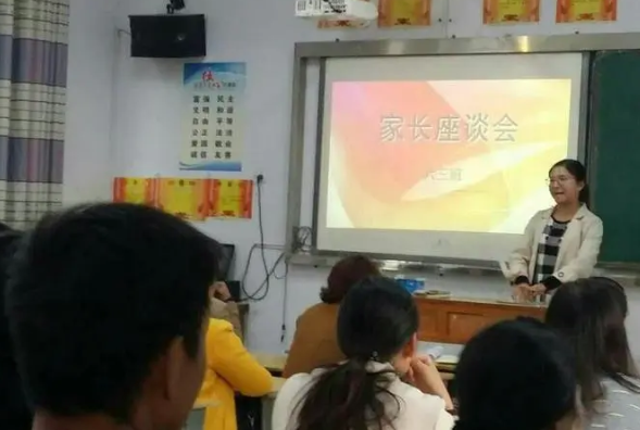 爸爸来开家长会，却被老师劝退回家，“您还是换件衣服再来吧”