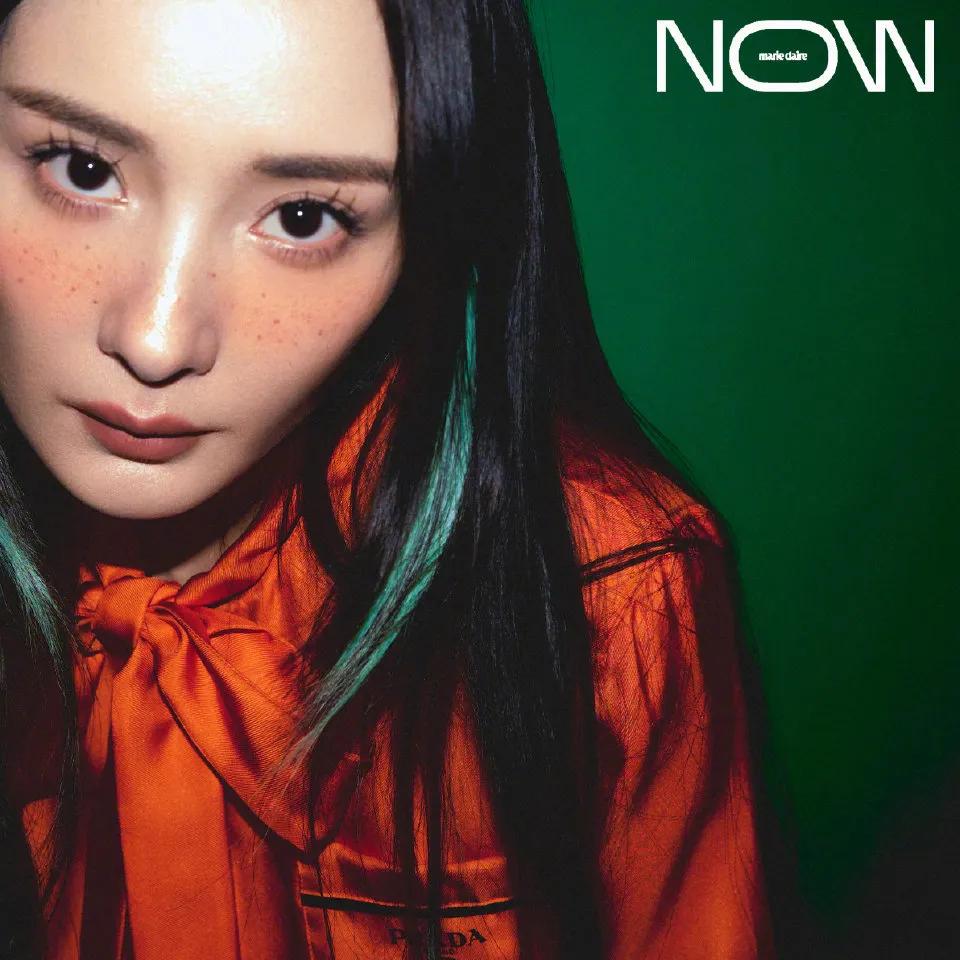 杨幂登上《嘉人NOW》夏季刊封面，属于夏日的缤纷色彩，鲜艳夺目