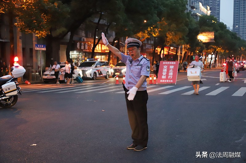 桃源交警：忠诚担当显本色 鏖战酷暑护考忙