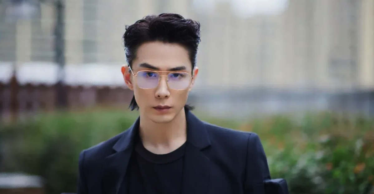 同样是“眼镜造型”，把肖战王一博和吴启华放一起，差距就出来了