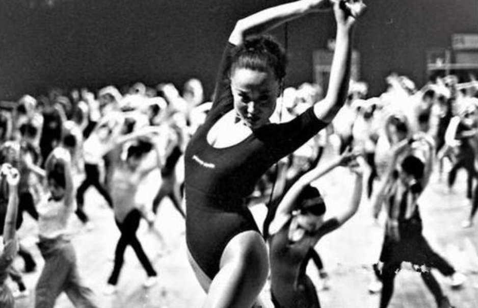 马华：中国首位健美操明星，90年代火遍全国，为何41岁英年早逝？