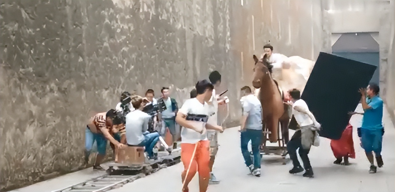 吃空气、假开车、骑假马、戴假肩胛骨，内娱明星拍戏有啥是真的？