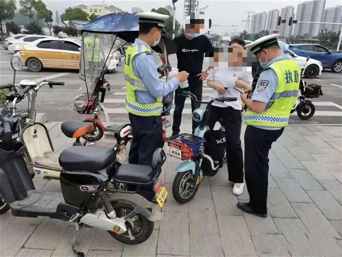 12月两轮、三轮电动车、老年代步车上路，各地交警严查违章行为