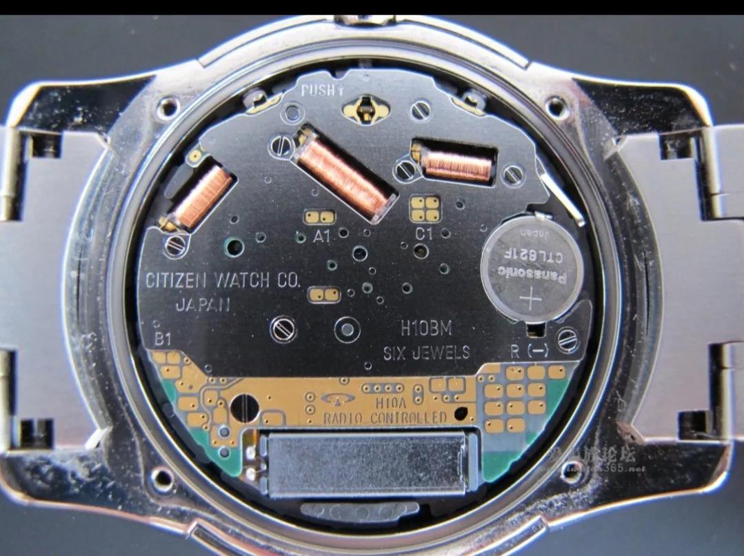 光动能手表是一种内置光能转换为电能的系统手表.