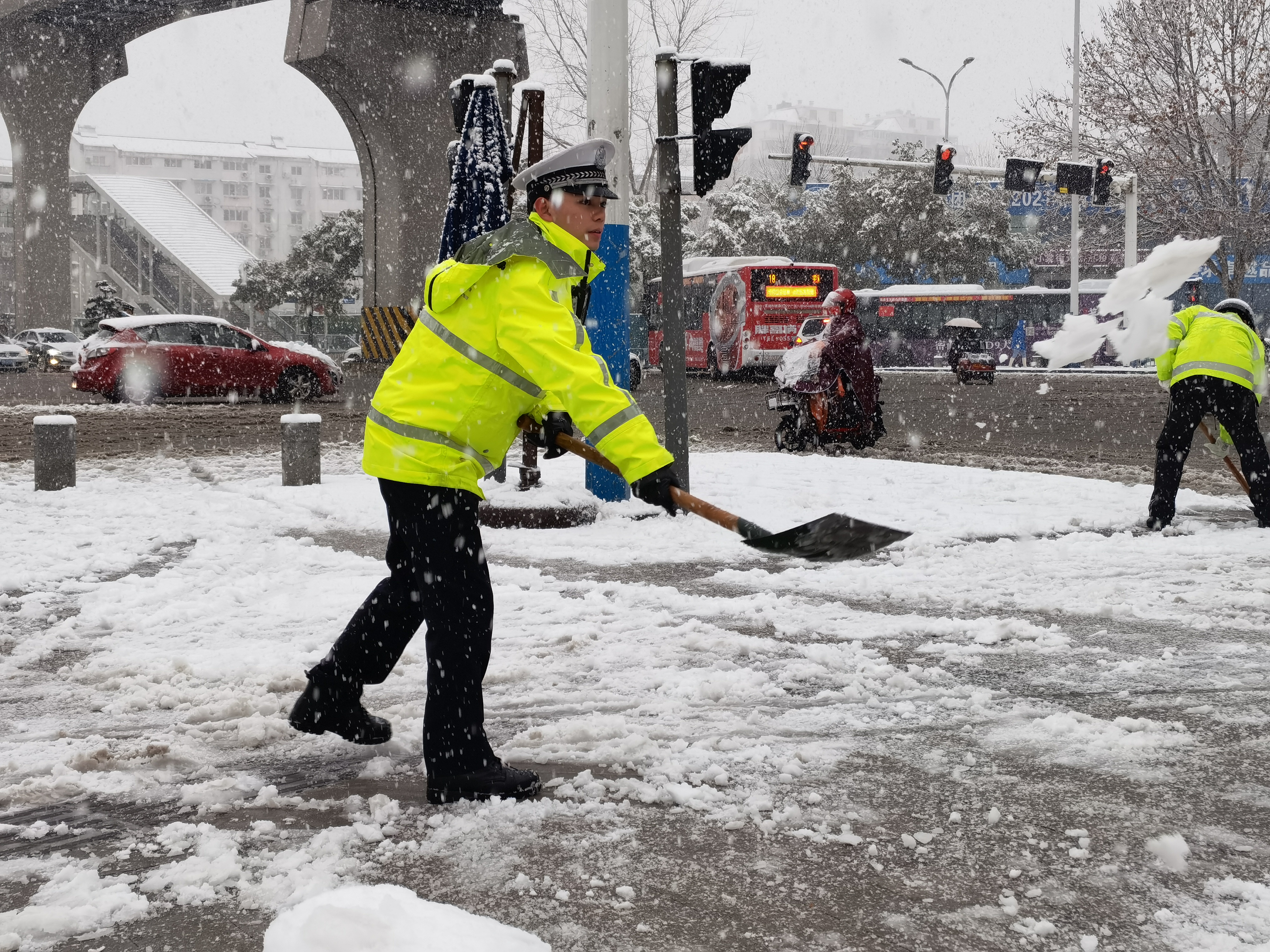 安徽芜湖：暴雪预警！雪花飘飘中，民警执勤成为最美风景