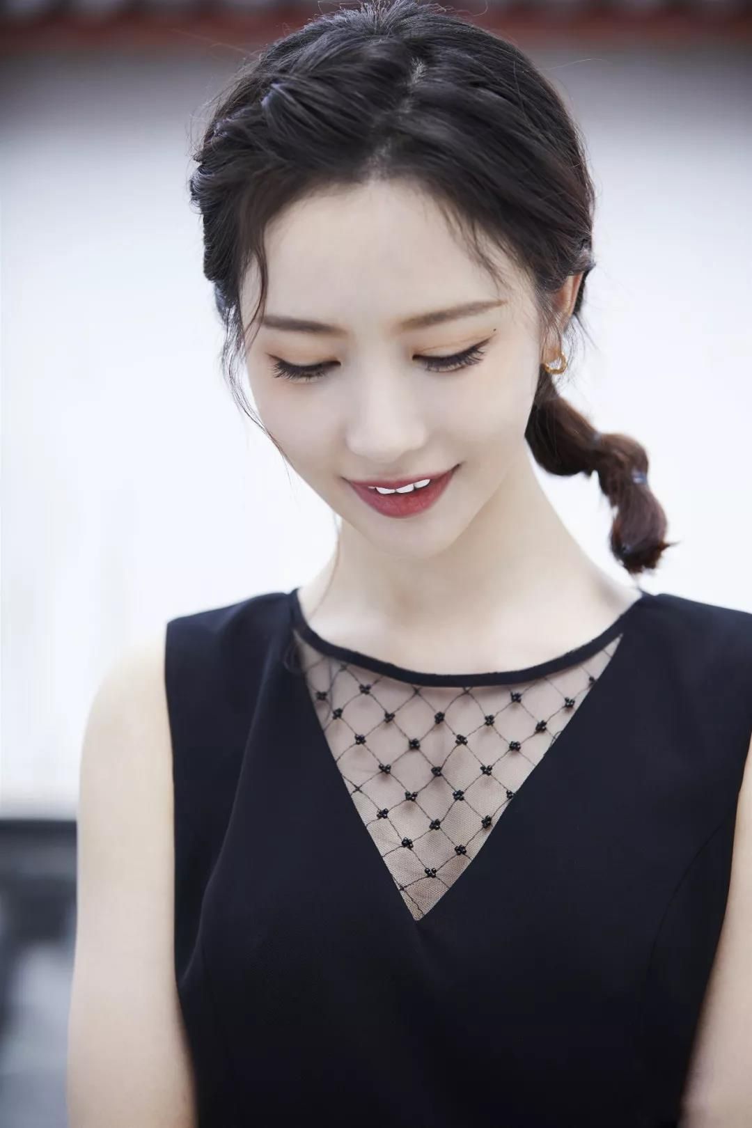 潘时七,人美心善的气质女神