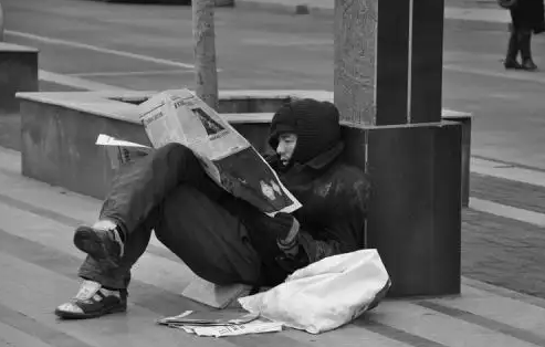 流浪老人大学门口摆摊，写满公式教考研数学，来历不明引网友担心