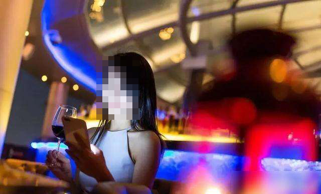 女大学生因想买7000元的裙子，到酒吧做兼职模特，最终结局如何？