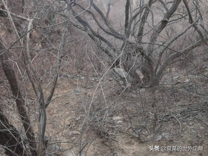 北京昌平，徒步登山的蜿蜒小路，曲径通幽，怪石嶙峋，冰瀑成群