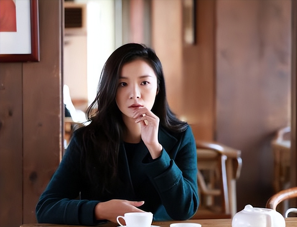 尤其是电影《万物生长》中,她饰演男主角的女友,得知男友出轨之后冲到