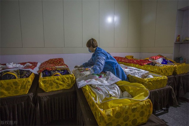 火葬场搬尸工：即使搬运高层住户，也要走楼梯，全程不敢停歇