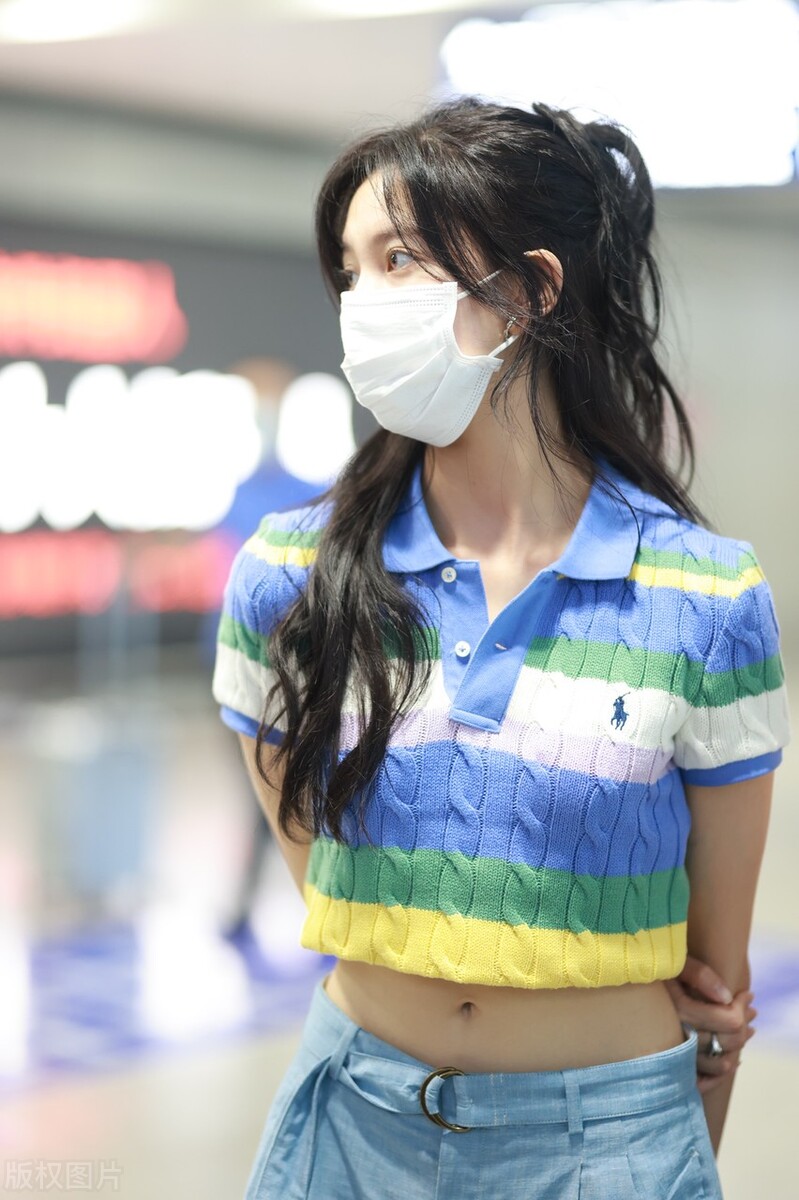 宋妍霏现身北京机场亭亭玉立