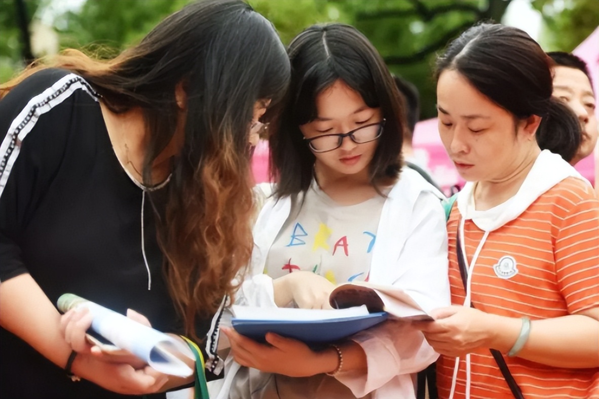 大学生就业5年各专业收入，榜首收入令人羡慕，医学专业仅排第8