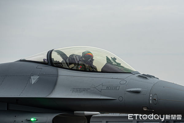 F-16 V戰機墜海疑點重重，墜機時飛行員緊按無線電斷絕通話