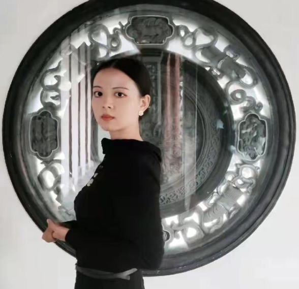 大学美术老师走红，眉目如画颇具古典气质，学生直言不想下课