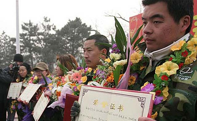 啃脸男(2007年，西安3男3女体验人猴同居生活，次日六人全都顶着黑眼圈)