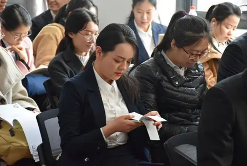 铁饭碗迎来“危机”，3大岗位将转为“合同工”，教师也不能幸免