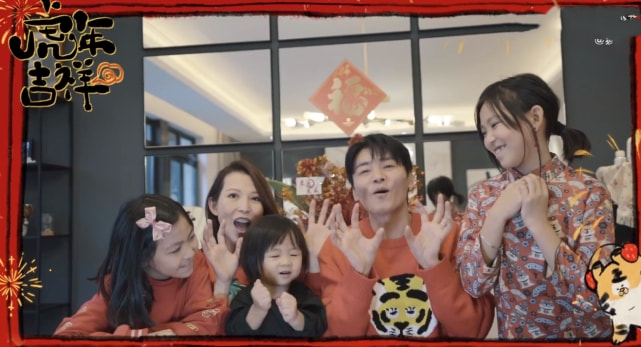 张晋一家五口拜年，俩女儿漂亮开朗像妈妈，儿子虎头虎脑像爸爸
