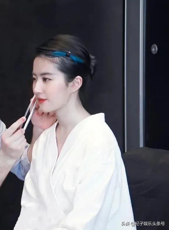 一组刘亦菲的侧颜照，鼻子很真实，果然天仙都是无惧真实的