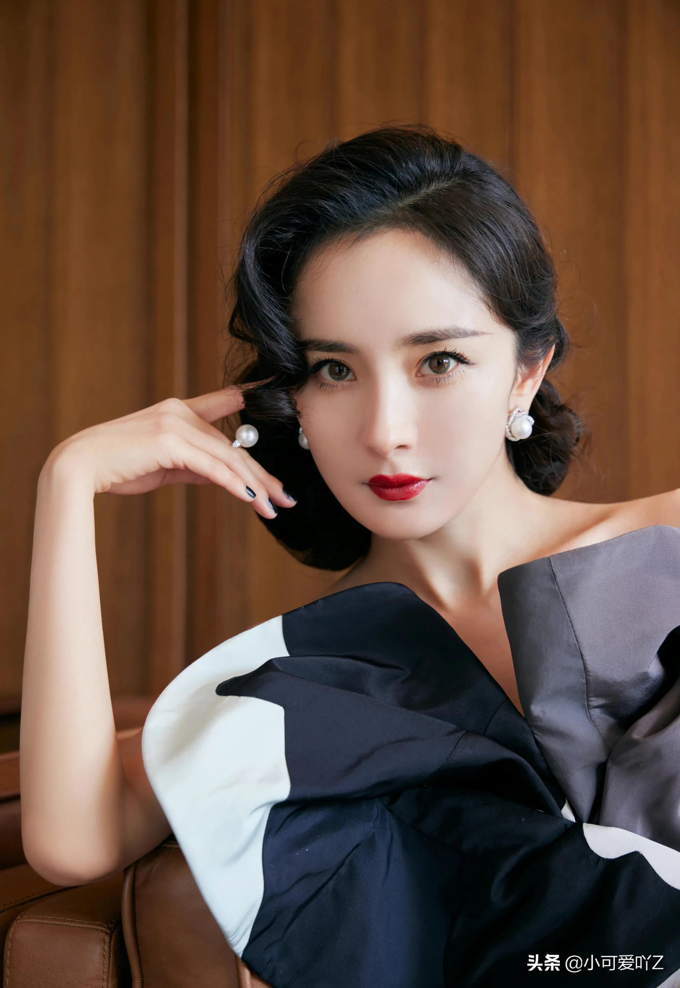 杨幂，复古礼服，波浪卷发，尽显优雅成熟