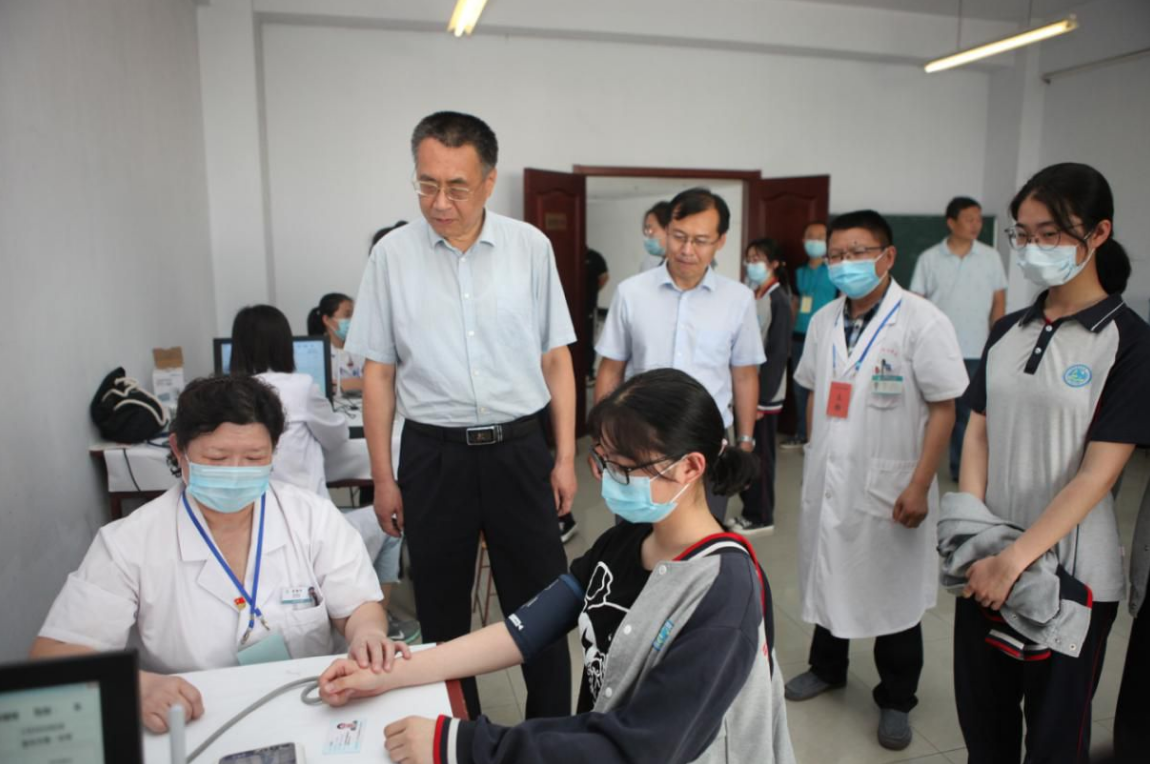 高考体检时的“名场面”，个别学生“脱光光”，还有的吓成表情包