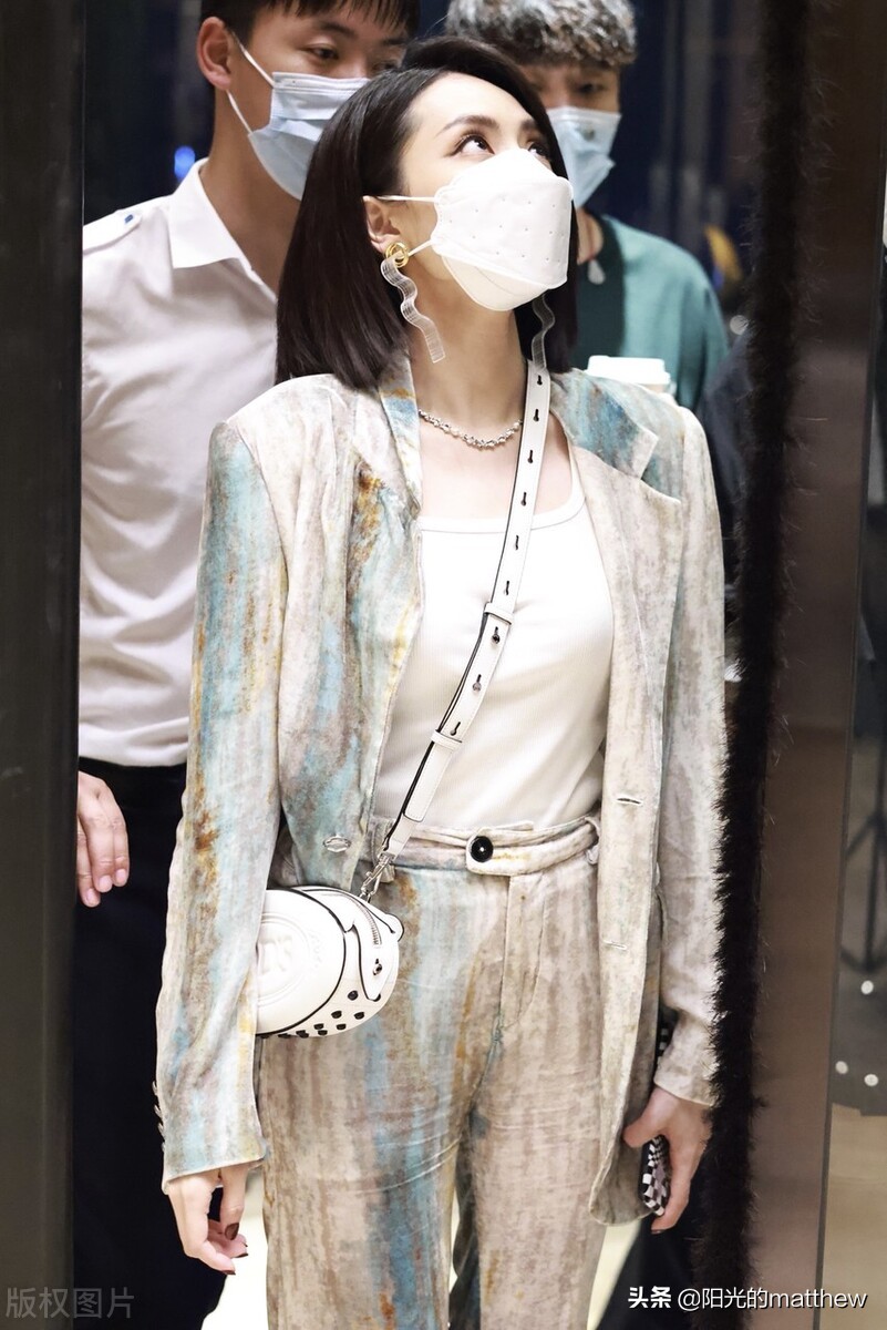 街拍：刘惜君穿印花扎染清爽时尚，耳环精致、挎包小巧玲珑