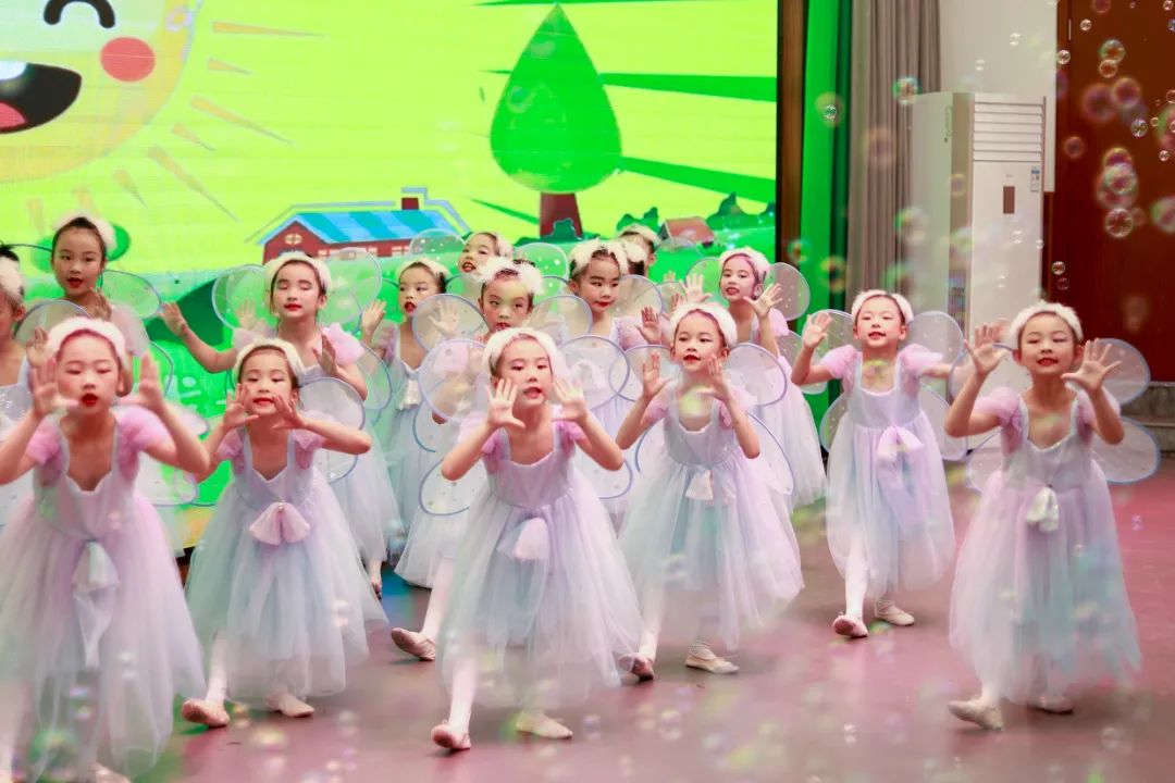 天府新区华阳实验小学举行“童星耀五月·艺术绽花开”群舞比赛