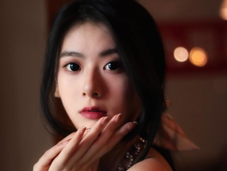 中传又一位校花走红，颜值气质不输冯琳，还获得“环球小姐”桂冠