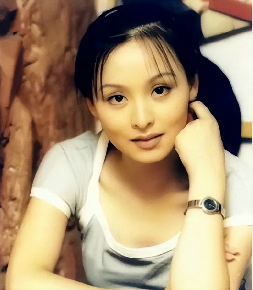 同是中戏96班八大金钗,把章子怡和胡静放在一起,差距就出来了