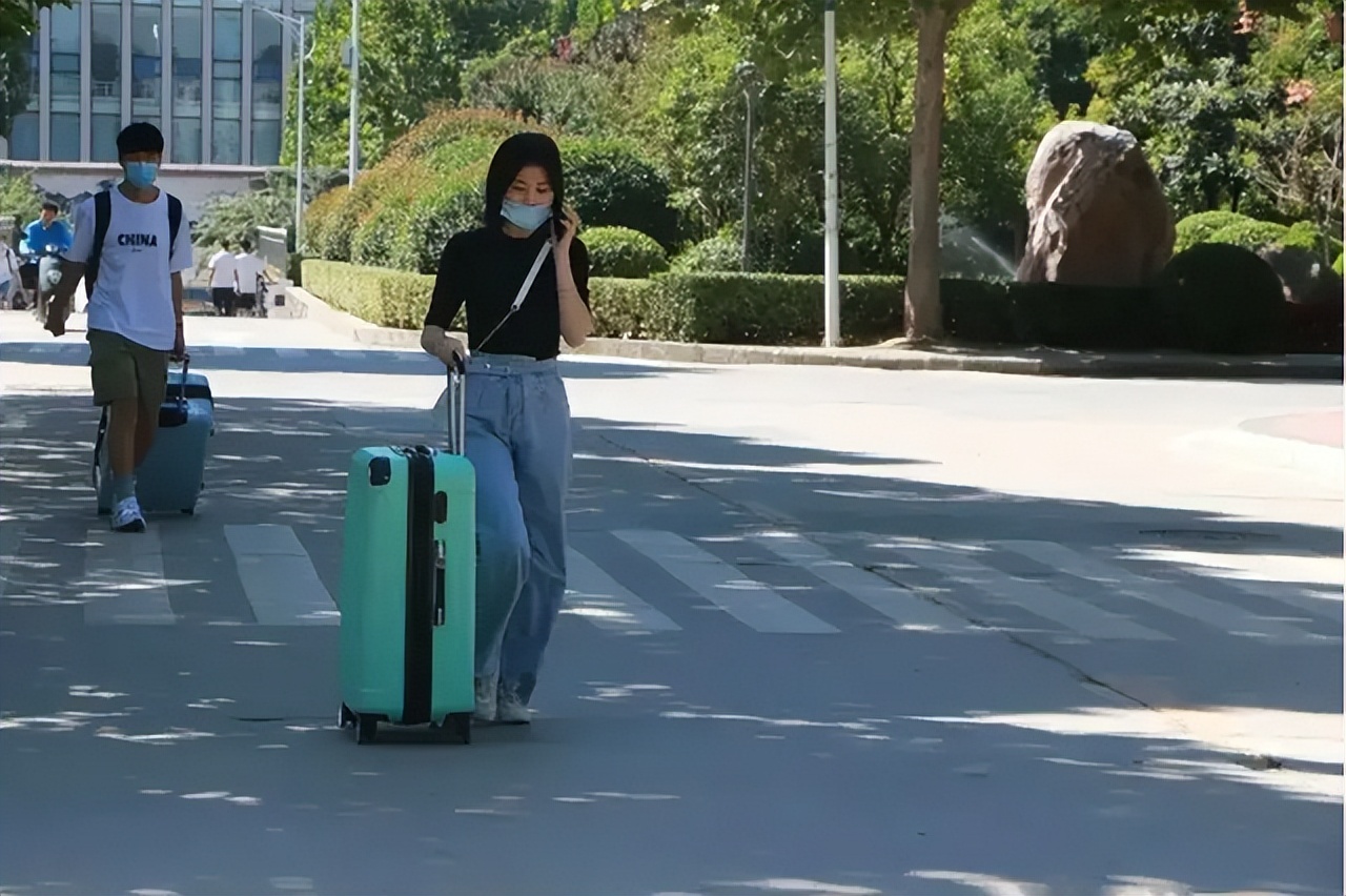 假期通知！2022各高校暑假时间公布，开学时间或将“统一提前”