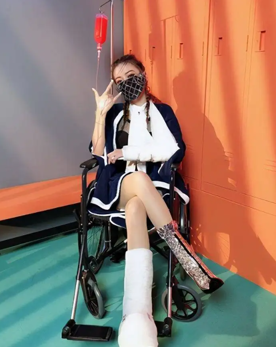 2017年，猪哥亮去世，生前背上数亿赌债，与女儿谢金燕互曝丑闻