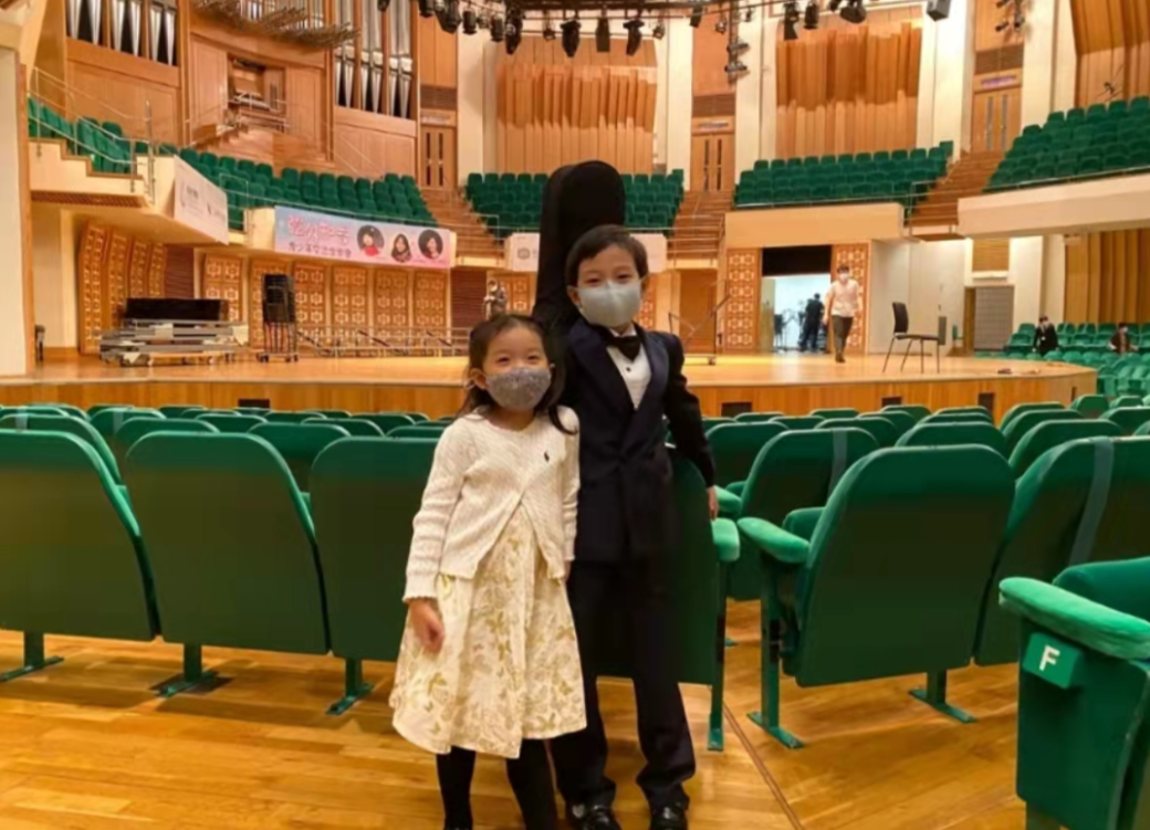 9岁霍中曦真有担当，把小4岁妹妹抱在腿上，霍启刚却在一旁看手机