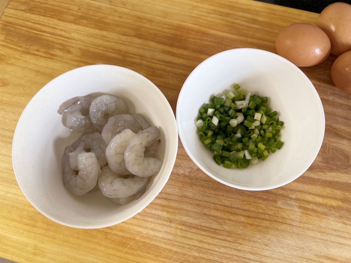 鸡蛋和虾仁是绝配，建议：有条件多给孩子吃，抓住春季长高黄金期