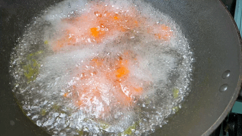 水煮五香花生米，详细步骤，爽脆的口感，加黄瓜丁和胡萝卜，开胃