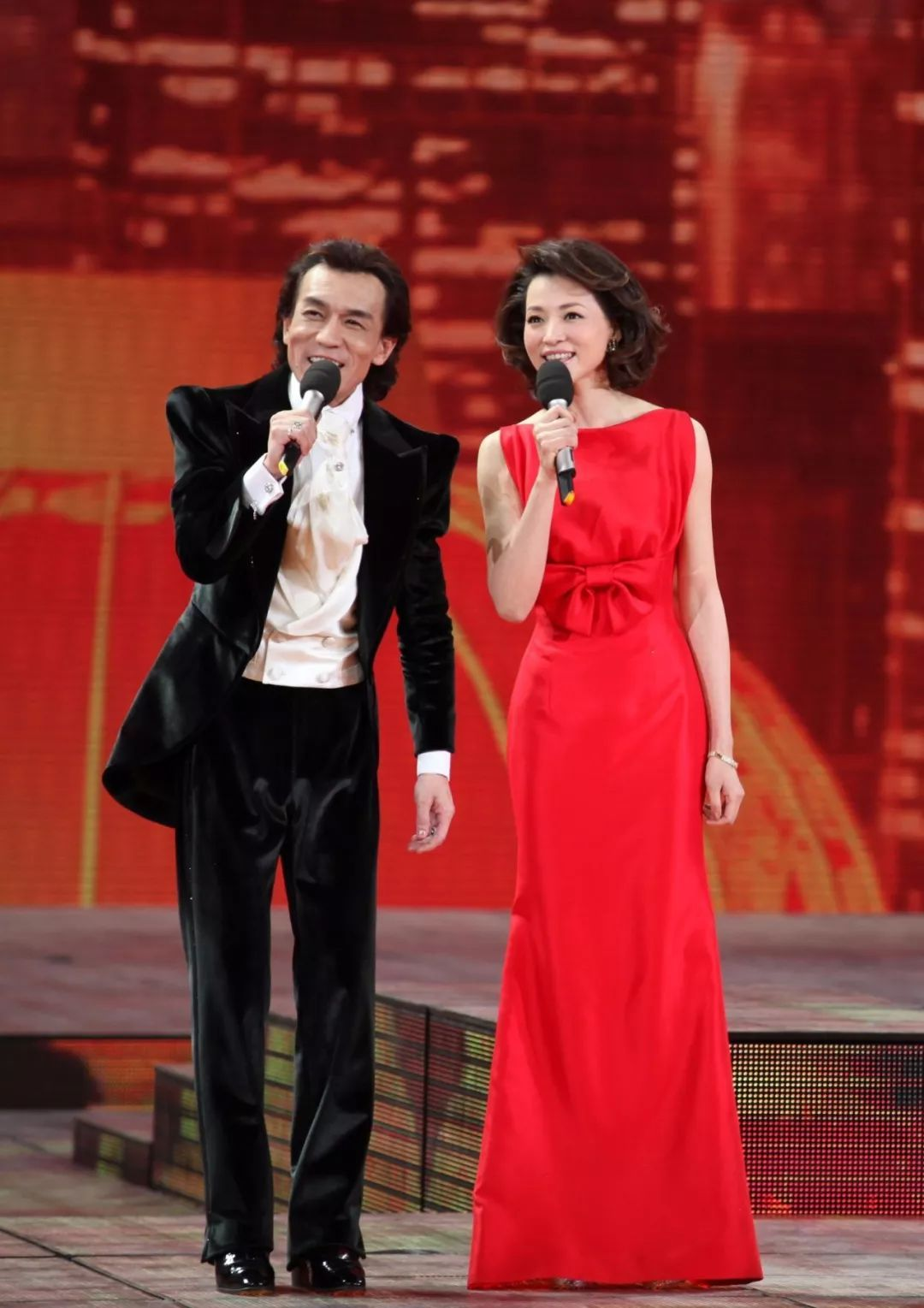 历届央视春晚造型盘点,王菲戴洗碗手套,费翔发型火遍大江南北