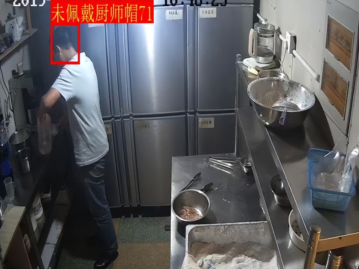 厨师佩戴安全帽怎么监管？AI智能监控系统来助力